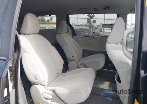 2012 Toyota Sienna Le z USA, uszkodzony, nr VIN 5TDJK3DC0CS037989